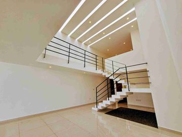 VENTA DE CASA EN JURIQUILLA QUERÉTARO MODERNA, diseño único. en cumbres 1a sección