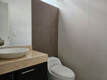 ¡Venta Dpto. 1er. Piso. 144 m², 03 Dorm. 2 Cocheras y 1 Deposito!