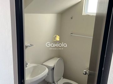 Se RENTA casa ubicada en Stanza Cantabria con acceso controlado y area comun con alberca