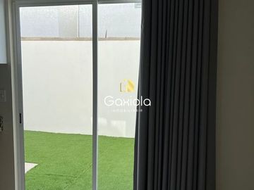 Se RENTA casa ubicada en Stanza Cantabria con acceso controlado y area comun con alberca