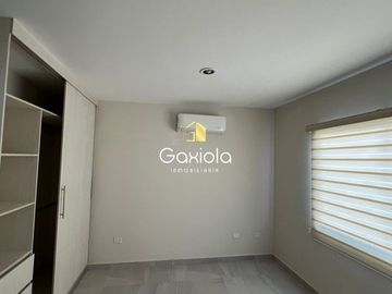 Se RENTA casa ubicada en Stanza Cantabria con acceso controlado y area comun con alberca