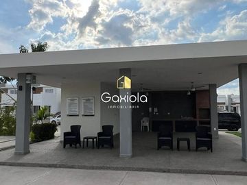 Se RENTA casa ubicada en Stanza Cantabria con acceso controlado y area comun con alberca