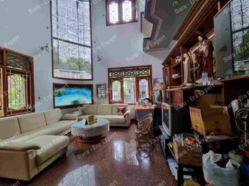 Jual rumah besar di hoek kondisi bagus dengan jalan lebar 4 mobil terletak di kayu putih.