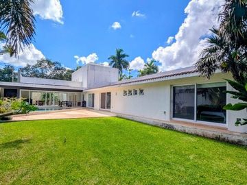 VENTA EN EL CLUB DE GOLF LA CEIBA HERMOSA CASA UN PISO CON PANELES SOLARES., MÉRIDA, YUC.