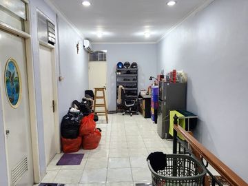DIJUAL RUMAH CANTIK SEMI FURNISH BLOK TERBAIK HADAP TIMUR DI TAMAN PALEM LESTARI