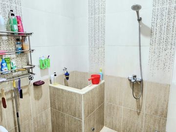 DIJUAL RUMAH CANTIK SEMI FURNISH BLOK TERBAIK HADAP TIMUR DI TAMAN PALEM LESTARI
