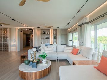 Ultra-Luxury Duplex Penthouse – Ocean Bay, Mae Phim