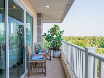 Ultra-Luxury Duplex Penthouse – Ocean Bay, Mae Phim
