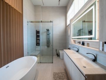 Ultra-Luxury Duplex Penthouse – Ocean Bay, Mae Phim