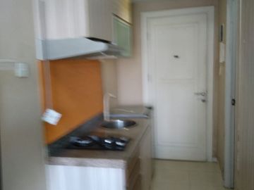 disewa unit apartemen green lake sunter,studio furnished,lantai tengah,Ac dan waterheater,view danau
