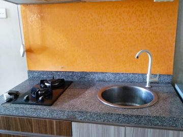 disewa unit apartemen green lake sunter,studio furnished,lantai tengah,Ac dan waterheater,view danau