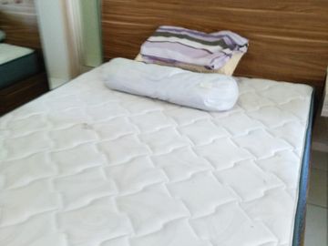 disewa unit apartemen green lake sunter,studio furnished,lantai tengah,Ac dan waterheater,view danau