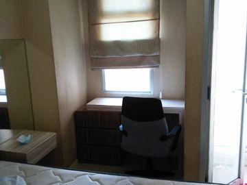 disewa unit apartemen green lake sunter,studio furnished,lantai tengah,Ac dan waterheater,view danau