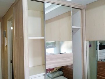 disewa unit apartemen green lake sunter,studio furnished,lantai tengah,Ac dan waterheater,view danau