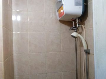 disewa unit apartemen green lake sunter,studio furnished,lantai tengah,Ac dan waterheater,view danau