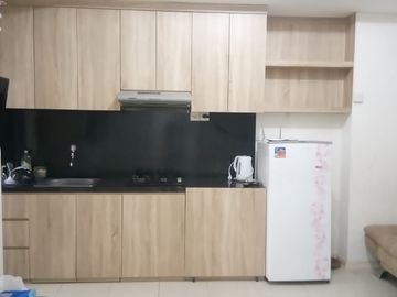 disewakan unit apartemen green lake sunter,2 kamar furnished,lantai tengah,2 AC dan waterheater,14 juta/3 bulan