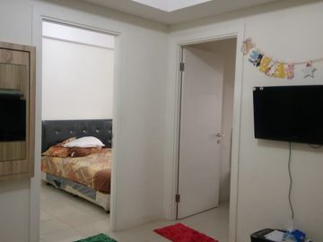 disewakan unit apartemen green lake sunter,2 kamar furnished,lantai tengah,2 AC dan waterheater,14 juta/3 bulan
