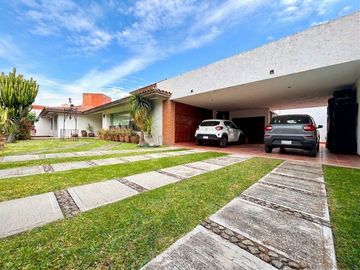 RESIDENCIA DE UN PISO EN VENTA EN LA CARCAÑA, PUEBLA.