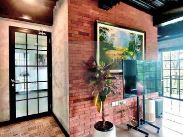 RUMAH KANTOR TANAH LUAS DEKAT PINTU TOL DAN TERMINAL, AKSES LEBAR ASRI DAN NYAMAN, DEKAT SENTRA BISNIS