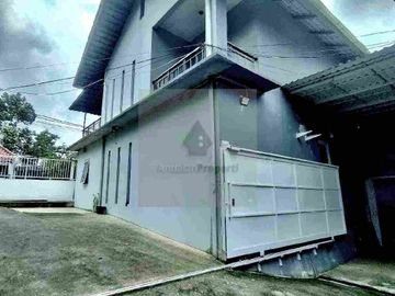 RUMAH KANTOR TANAH LUAS DEKAT PINTU TOL DAN TERMINAL, AKSES LEBAR ASRI DAN NYAMAN, DEKAT SENTRA BISNIS