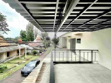 RUMAH KANTOR TANAH LUAS DEKAT PINTU TOL DAN TERMINAL, AKSES LEBAR ASRI DAN NYAMAN, DEKAT SENTRA BISNIS