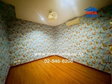 Three-story townhouse, 20 sq.wa., Klang Muang Urbanian Village, Soi Sukhumvit 113, Sukhumvit Road, Soi Dan Samrong 32, Mueang Samut Prakan, Samut Prak