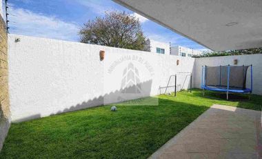 VENTA DE CASA EN QUINTAS
DE CORTES | ZEREZOTLA , CHOLULA PUEBLA
Ubicado a 5 min del cerro del Zapoteco 
12 min de la UDLAP