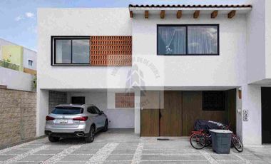 VENTA DE CASA EN QUINTAS
DE CORTES | ZEREZOTLA , CHOLULA PUEBLA
Ubicado a 5 min del cerro del Zapoteco 
12 min de la UDLAP