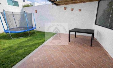 VENTA DE CASA EN QUINTAS
DE CORTES | ZEREZOTLA , CHOLULA PUEBLA
Ubicado a 5 min del cerro del Zapoteco 
12 min de la UDLAP