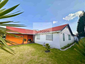Residencia de 1 nivel con amplios espacios interiores y terraza