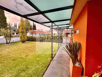 Residencia de 1 nivel con amplios espacios interiores y terraza