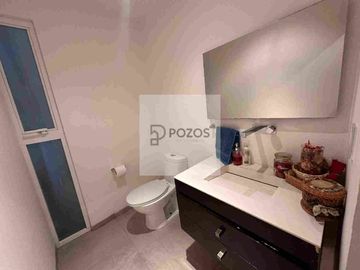 Residencia de 1 nivel con amplios espacios interiores y terraza