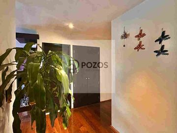 Residencia de 1 nivel con amplios espacios interiores y terraza
