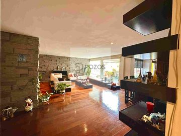 Residencia de 1 nivel con amplios espacios interiores y terraza