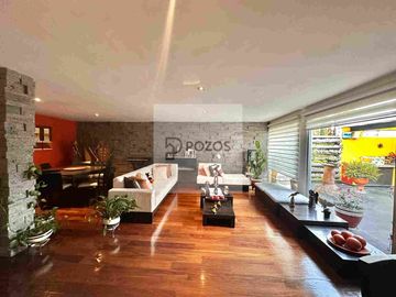Residencia de 1 nivel con amplios espacios interiores y terraza