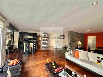Residencia de 1 nivel con amplios espacios interiores y terraza