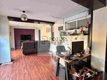 Residencia de 1 nivel con amplios espacios interiores y terraza