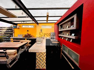 Residencia de 1 nivel con amplios espacios interiores y terraza