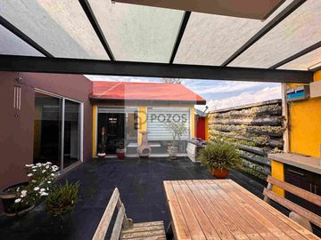 Residencia de 1 nivel con amplios espacios interiores y terraza