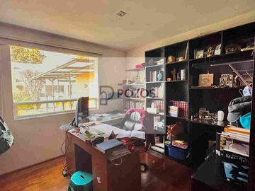 Residencia de 1 nivel con amplios espacios interiores y terraza