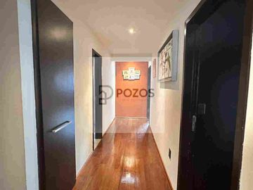 Residencia de 1 nivel con amplios espacios interiores y terraza