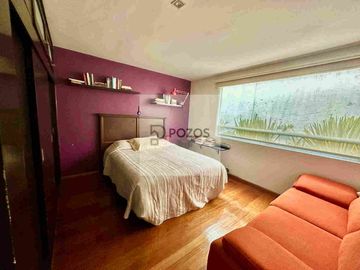 Residencia de 1 nivel con amplios espacios interiores y terraza