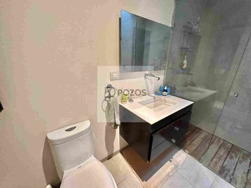 Residencia de 1 nivel con amplios espacios interiores y terraza