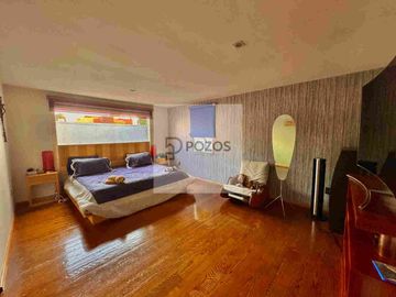 Residencia de 1 nivel con amplios espacios interiores y terraza