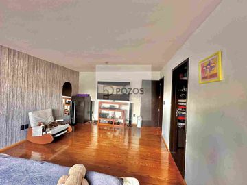 Residencia de 1 nivel con amplios espacios interiores y terraza