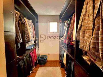 Residencia de 1 nivel con amplios espacios interiores y terraza
