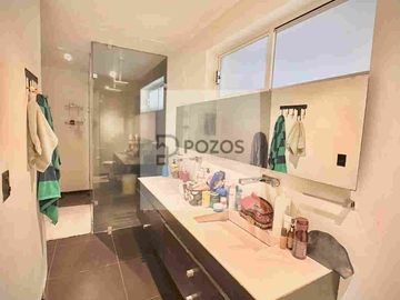 Residencia de 1 nivel con amplios espacios interiores y terraza