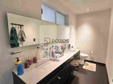 Residencia de 1 nivel con amplios espacios interiores y terraza