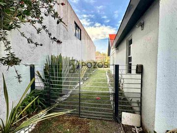Residencia de 1 nivel con amplios espacios interiores y terraza