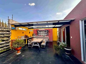 Residencia de 1 nivel con amplios espacios interiores y terraza